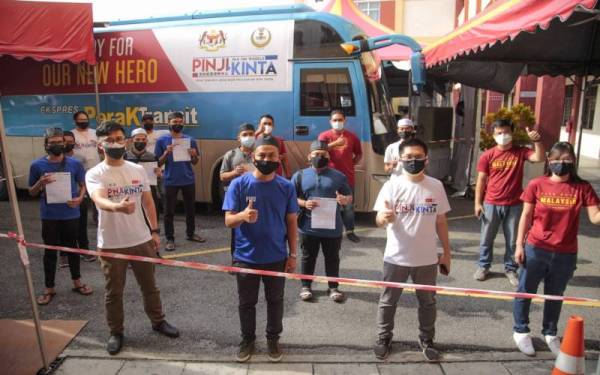 Kah Woh (dua dari kanan) bersama lapan pelajar Pondok Mahabatul Ummah yang menerima vaksin ketika program 'Pinji Kinta Vax On Wheel' di Ipoh pada Ahad.