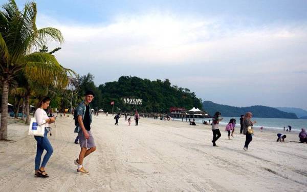 Setiap agensi di Pulau Langkawi sama ada kerajaan, swasta, badan berkanun serta persatuan-persatuan yang diberi peranan dalam menjayakan projek rintis gelembung pelancongan Langkawi perlu melaporkan aktiviti mereka kepada jawatankuasa Langkawi Task Force. Foto fail Bernama. 