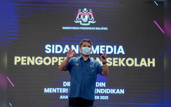 Mohd Radzi bercakap pada sidang media mengenai pengoperasian sekolah di Auditorium Kompleks E, Pusat Pentadbiran Kerajaan Persekutuan hari ini. - Foto Bernama