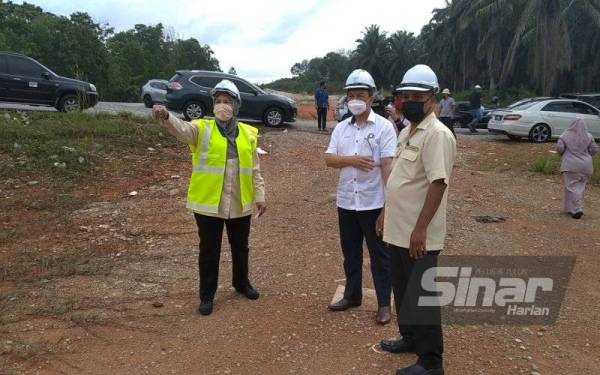 Mohd Solihan (tengah) melawat tapak kerja naik taraf jalan dari Taman Kempas Utama ke Kampung Maju Jaya pada Ahad.