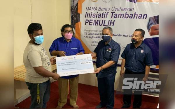 Md Alwi (dua, kiri) menyampaikan replika cek untuk inisiatif tambahan Pemulih kepada usahawan di Pusat Khidmat ADUN Kok Lanas pada Ahad.