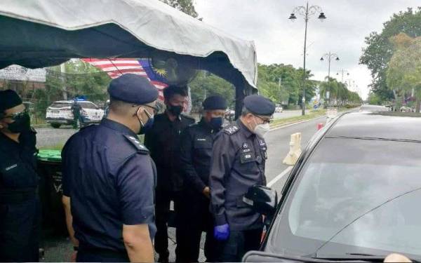 Mazlan ketika meninjau operasi SJR Kuala Kedah selepas PKPD dikuatkuasakan di dua lokaliti mukim terbabit pada Ahad.