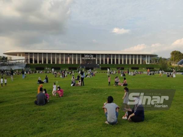 Pengunjung mula membanjiri Setia Eco Park, Shah Alam seawal jam 3 petang pada Ahad untuk menjalankan pelbagai aktiviti termasuk berkelah.