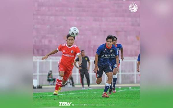 Aksi antara Kelantan FC dan JDT II dalam saingan Liga Premier di Stadium Sultan Muhammad IV pada Sabtu. - Foto TRW Kelantan FC