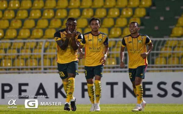 Kipre (kiri) menjaringkan dua gol manakala Baddrol (tengah) menjaringkan satu gol membantu KDA FC atasi MU FC 4-1 di Stadium Darul Aman pada Ahad. - Foto Kedah Darul Aman FC