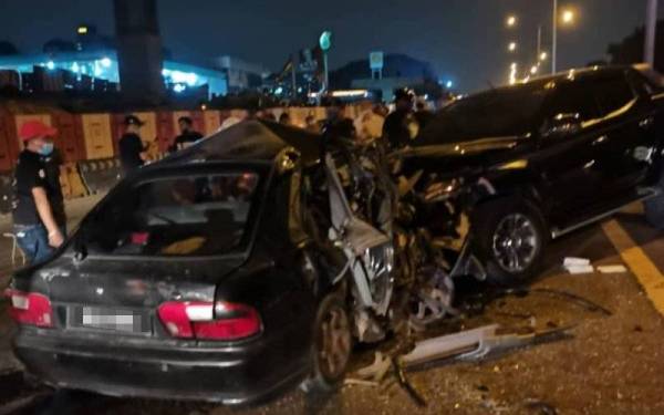 Dua remaja maut apabila kereta dinaiki mereka dirempuh pacuan empat roda yang dipandu melawan arus di Lebuhraya Persekutuan pada awal pagi Ahad dan pemandu terbabit pula disahkan positif ganja.