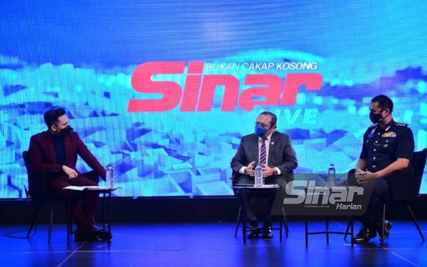 Yusaini Amer (tengah) dan Azry Akmar membicarakan topik ‘Jual Orang, Kenapa Tidak Selesai?’ menerusi program Sinar Live yang dikendalikan Dinnie Asyraf Salim (kiri) selaku hos di Auditorium Karangkraf di Shah Alam pada Jumaat. - Foto Asril Aswandi Shukor