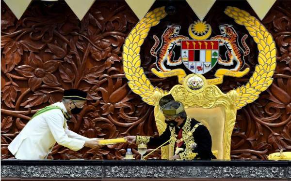 Yang di-Pertuan Agong Al-Sultan Abdullah Ri'ayatuddin Al-Mustafa Billah Shah berkenan menerima buku titah Diraja yang disampaikan oleh Perdana Menteri Datuk Seri Ismail Sabri Yaakob pada Istiadat Pembukaan Mesyuarat Penggal Keempat, Parlimen ke-14 di Bangunan Parlimen, pada Isnin. - Foto Bernama 