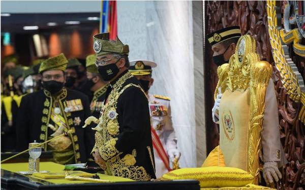 Yang di-Pertuan Agong Al-Sultan Abdullah Ri'ayatuddin Al-Mustafa Billah Shah berkenan mencemar duli bagi menyempurnakan Istiadat Pembukaan Mesyuarat Penggal Keempat, Parlimen ke-14 di Bangunan Parlimen, pada Isnin. - Foto Bernama 