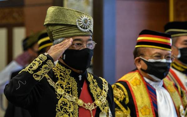 Yang di-Pertuan Agong Al-Sultan Abdullah Ri'ayatuddin Al-Mustafa Billah Shah (kiri) berkenan mencemar duli bagi menyempurnakan Istiadat Pembukaan Mesyuarat Penggal Keempat, Parlimen ke-14 di Bangunan Parlimen, pada Isnin - Foto Bernama 