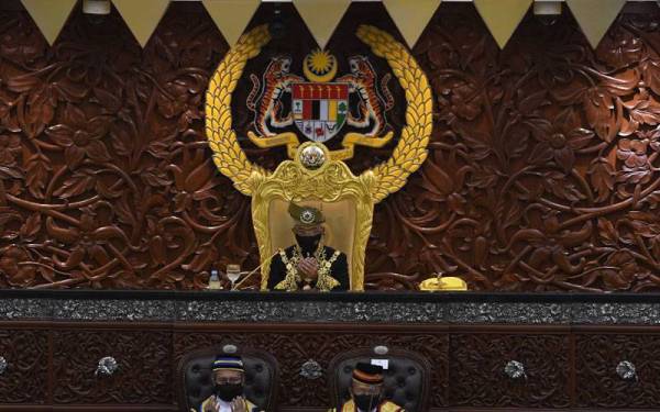 Yang di-Pertuan Agong Al-Sultan Abdullah Ri'ayatuddin Al-Mustafa Billah Shah berkenan menyampaikan Titah Diraja pada Istiadat Pembukaan Mesyuarat Penggal Keempat, Parlimen ke-14 di Bangunan Parlimen, pada Isnin. -Foto Bernama