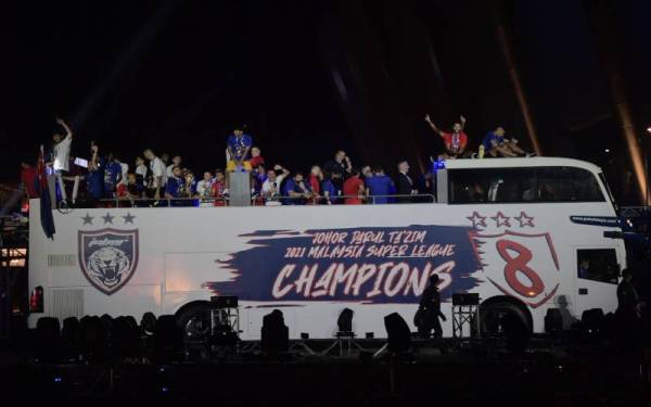 Pasukan JDT diarak menaiki bas di hadapan para penyokong selepas dinobatkan juara Liga Super 2021 di Stadium Sultan Ibrahim pada malam Ahad. - Foto Bernama