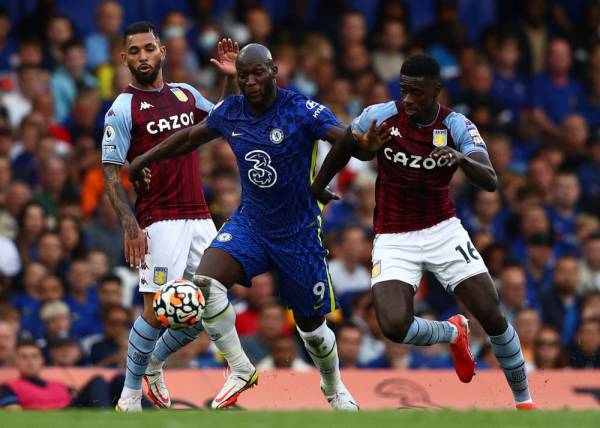 Lukaku (tengah) tampil cemerlang ketika membantu Chelsea mengatasi Aston Villa dalam aksi liga di Stamford Bridge, London pada Ahad. FOTO: AFP 