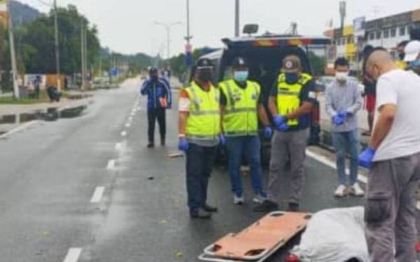 Seorang wanita yang sedang melintas jalan maut selepas dilanggar sebuah motosikal di KM6, Jalan Kluang- Batu Pahat pada Isnin.