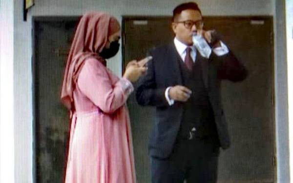 Zarina Anjoulie dan peguamnya hadir di Mahkamah Majistret Seremban pada Isnin.