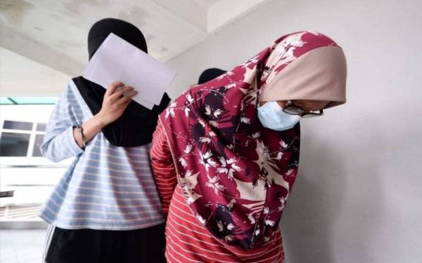 Melati (kanan) dan Nurul Yasmin (kiri) didakwa di Mahkamah Majistret Shah Alam pada Isnin.