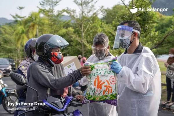 Sejumlah 222 unit 'box of hope' diagihkan sempena sambutan ulang tahun kedua Air Selangor. - Foto: Air Selangor