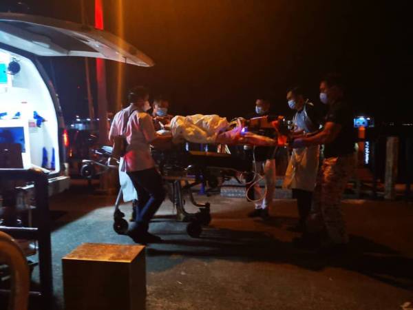 Mohd Taufik tiba di jeti Maritim Bukit Malut untuk dibawa ke Jeti Kastam Kuala Perlis dengan diiringi seorang pegawai perubatan pada malam Ahad. -Foto: Maritim Malaysia