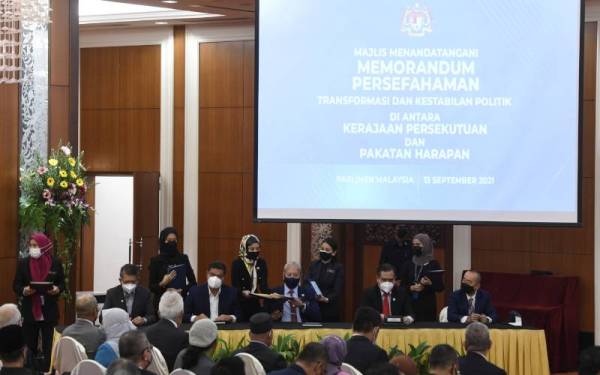 Majlis Menandatangani Memorandum Persefahaman Transformasi Dan Kestabilan Politik Di Antara Kerajaan Persekutuan Dan Pakatan Harapan di Bangunan Parlimen pada Isnin. - Foto Bernama