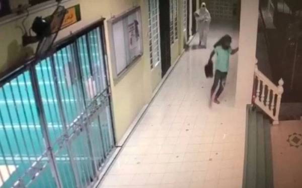 Rakaman CCTV menunjukkan aksi salah seorang mangsa cuba mengejar lelaki berkenaan tetapi gagal