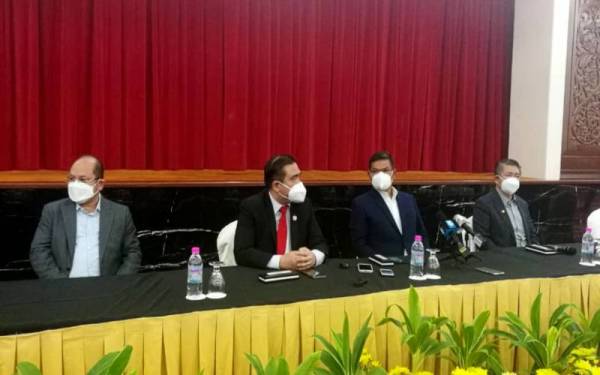 Salahuddin (kanan), Saifuddin Nasution (dua dari kanan), Anthony (dua dari kiri) dan Ketua Penerangan PKR, Datuk Seri Shamsul Iskandar Mohd Akin pada sidang akhbar sebaik selesai menandatangani Memorandum Persefahaman (MoU) Transformasi dan Kestabilan Politik antara kerajaan dan PH di Parlimen, Kuala Lumpur pada Isnin.