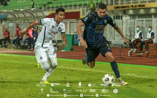 Antara aksi menarik pertemuan Penang FC menentang Terengganu FC dalam saingan Liga Super yang berkesudahan seri 2-2 di Stadium Bandaraya, Pulau Pinang. -Foto Penang FC