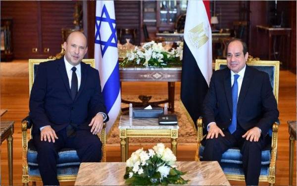 Presiden Mesir, Abdel Fattah al-Sisi menerima kunjungan Perdana Menteri Israel, Naftali Bennett (kiri) di Sharm el-Sheikh pada Isnin. - Foto AFP