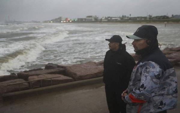 Ribut Tropika Nicholas yang membawa angin kencang dan ribut serta hujan lebat boleh mencetuskan risiko banjir di beberapa Texas dan Louisiana, selatan AS. Foto AP