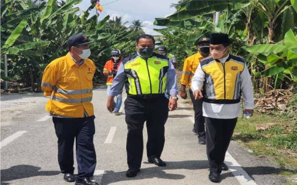 Azmizam (kanan) bersama wakil JKR Klang dan KSSB meninjau kawasan jalan utama Telok Gong pada Jumaat lalu.