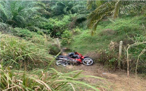 Mayat seorang lelaki ditemui di Jalan Besar Serting-Hilir-Tembangau dengan sebuah motosikal.