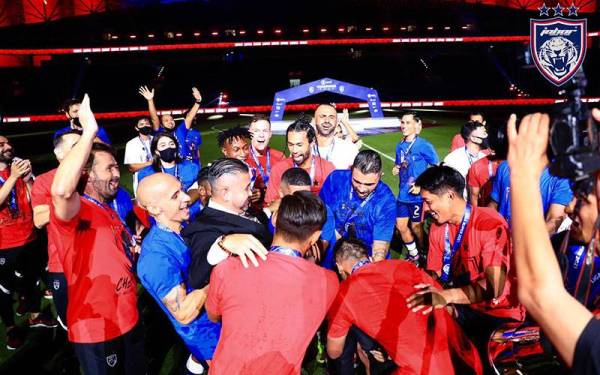 Tunku Ismail diraikan barisan pemain JDT selepas kejayaan menjuarai Liga Super kali kelapan berturut-turut di Stadium Sultan Ibrahim pada Ahad.- Foto FB JOHOR SOUTHERN TIGERS