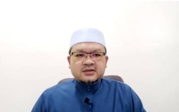 Tangkap layar video permohonan maaf oleh Imam Besar Masjid Putrajaya, Ikmal Zaidi Hashim melalui Facebook Masjid Putra Putrajaya