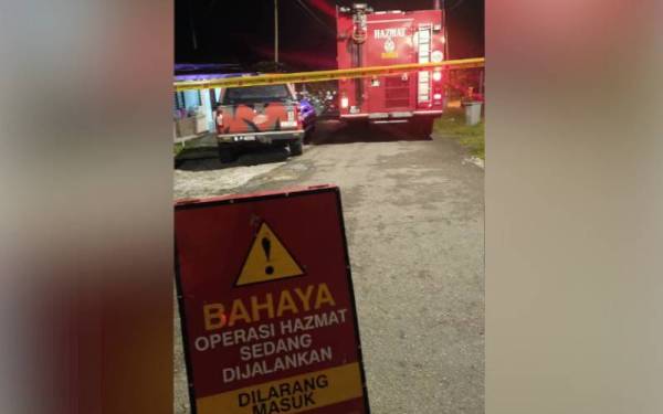 Jentera bomba dikejarkan ke Kampung Baru Sri Aman, Seelong, Johor Bahru pada malam Selasa berikutan bau busuk disyaki bahan kimia.