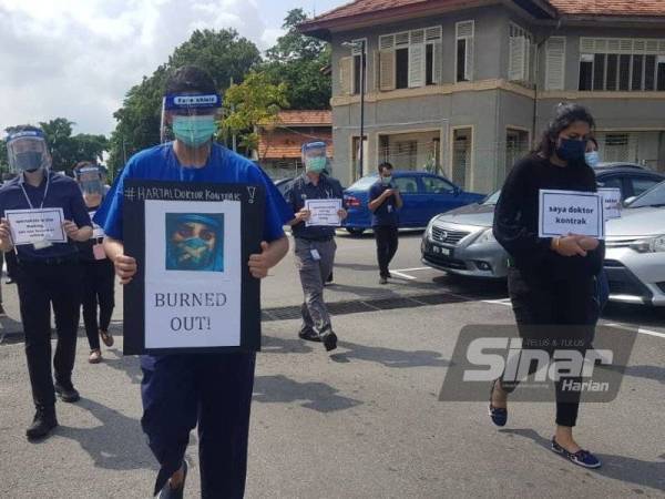 Sebahagian doktor kontrak yang berarak ketika mengadakan protes secara aman di pekarangan Hospital Melaka pada 26 Julai lalu. - Foto fail Sinar Harian