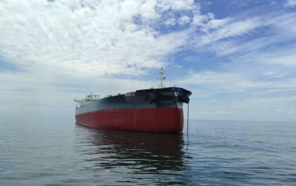 Sebuah kapal tangki yang berlabuh tanpa kebenaran dan gagal memaklumkan ketibaan di kedudukan 27.5 batu nautika barat daya Sekinchan, Selangor ditahan pada Selasa.