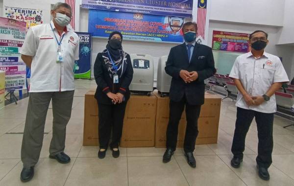 Dr Selasawati (dua dari kiri) bersama Dr Zaini (dua dari kanan) semasa menerima sumbangan 14 unit ‘oxygen concentrator' daripada Firma Guaman Afiq & Co yang diwakili oleh Afiq Farhan Mohd Hanifa di HPRZ II, Kota Bharu pada Rabu.