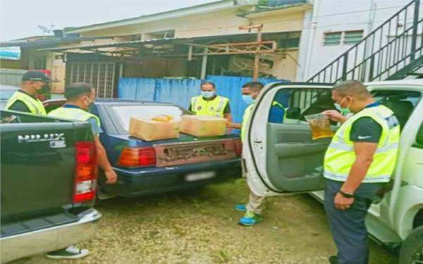 KPDNHEP Kelantan berjaya 'menyelamatkan' 510 kg minyak masak peket bersubsidi daripada diseludup ke negara jiran dalam serbuan di Kampung Kuin, Rantau Panjang, pada Selasa.