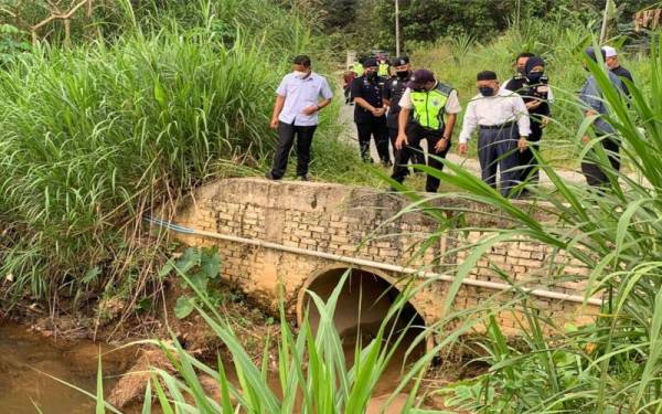 Tuan Ibrahim (kanan) ketika meninjau lokasi kejadian yang dipercayai berlakunya pembuangan sisa terjadual di Sungai Tawakal, Kampung Baru Seri Aman, petang Rabu