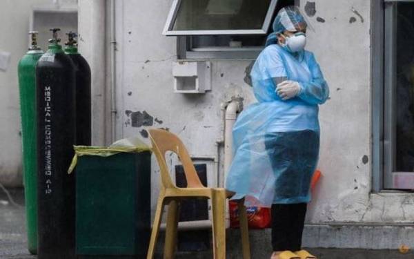 Seorang pekerja kesihatan yang memakai alat pelindung di sebuah hospital di Manila. Foto Reuters