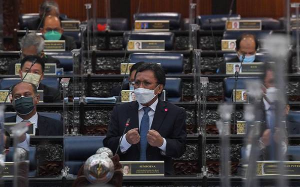 Ahli parlimen Semporna Datuk Seri Mohd Shafie Apdal berucap pada Mesyuarat Penggal Keempat, Parlimen ke-14 di Bangunan Parlimen hari ini. - Foto Bernama