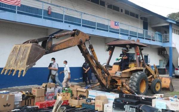 Polis melupuskan barang rampasan bernilai RM600,000 di Kuala Lumpur.