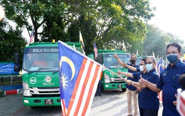 Rumaizi (dua dari kanan) menyempurnakan gimik perasmian program perkhidmatan sampah kebun dan pukal percuma di Jalan Wan Mohammaed Salleh, Greentown di Ipoh pada Khamis.