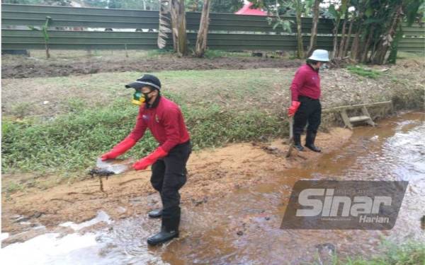 Anggota Pasukan Jabatan Amal Malaysia Negeri Johor Zon melakukan kerja- kerja pembersihan anak sungai di Kampung Baru Sri Aman pada Khamis.