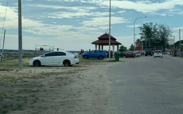 Kawasan pesisir pantai PCB, Kota Bharu lengang pada waktu pagi.