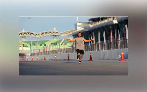 Muhammad Zafri melakar nama dalam Malaysia Book of Records (MBOR) untuk rekod 'Larian Solo Paling Jauh di atas Litar Antarabangsa Sepang'. - Foto Bernama