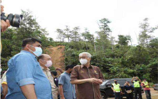 Shahelmey (kiri) bersama Ketua Menteri Sabah, Datuk Seri Hajiji Noor mengiringi Perdana Menteri, Datuk Seri Ismail Sabri Yaakob ketika melawat lokasi tanah runtuh di Kampung Madsiang, Penampang pada Khamis