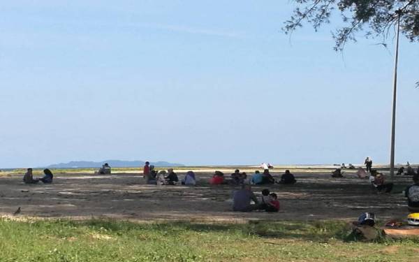 Suasana di tepi Pantai Batu Burok, Kuala Terengganu pada Khamis