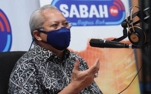 Menteri Komunikasi dan Multimedia Tan Sri Annuar Musa menjawab soalan penyampai radio  semasa melawat ke kompleks Bersepadu Kementerian Komunikasi dan Multimedia hari ini. - Foto Bernama