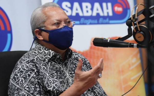 Annuar menjawab soalan penyampai radio  semasa melawat ke kompleks Bersepadu Kementerian Komunikasi dan Multimedia hari ini.  - Foto Bernama