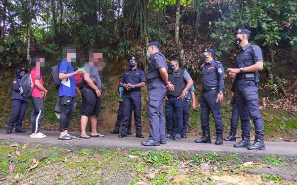 Pengunjung Air Terjun Sungai Pisang Dikompaun Langgar Sop